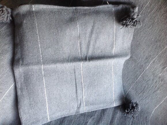 Plaid a Pompons Gris avec Housse – Image 3
