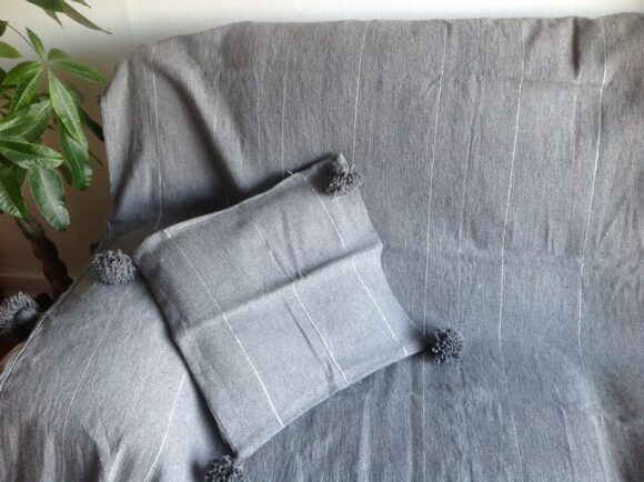 Plaid a Pompons Gris avec Housse – Image 4