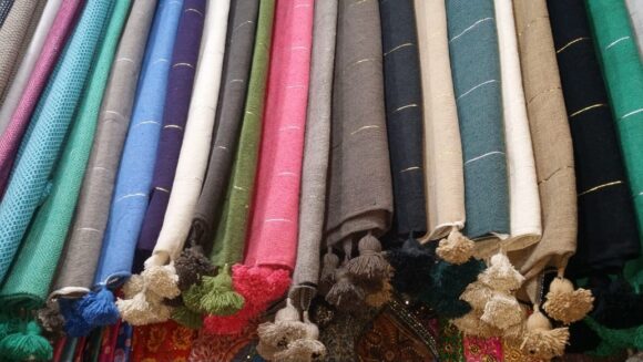 Plaid a Pompons Gris raye Blanc – Image 3