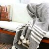 Plaid a Pompons Gris Rayures Blanches